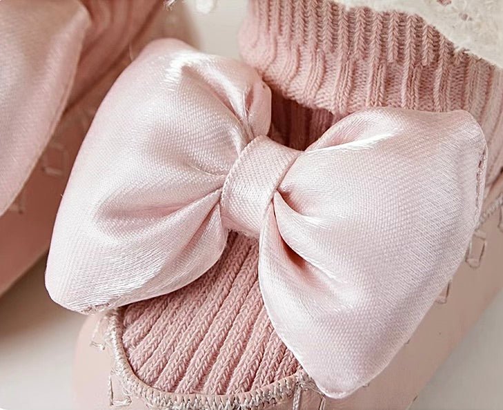 A sweet 3D pink hearts cotton baby ankle socks with anti-slip soles for newborn, infant and toddler girls by Ashberryco. A cute baby accessories to complete your little one's outfit this fall and winter season!